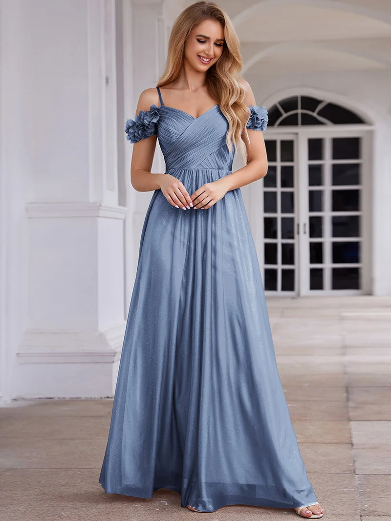 Robe de soirée plissée étincelante à col en V et épaules dénudées avec détails floraux