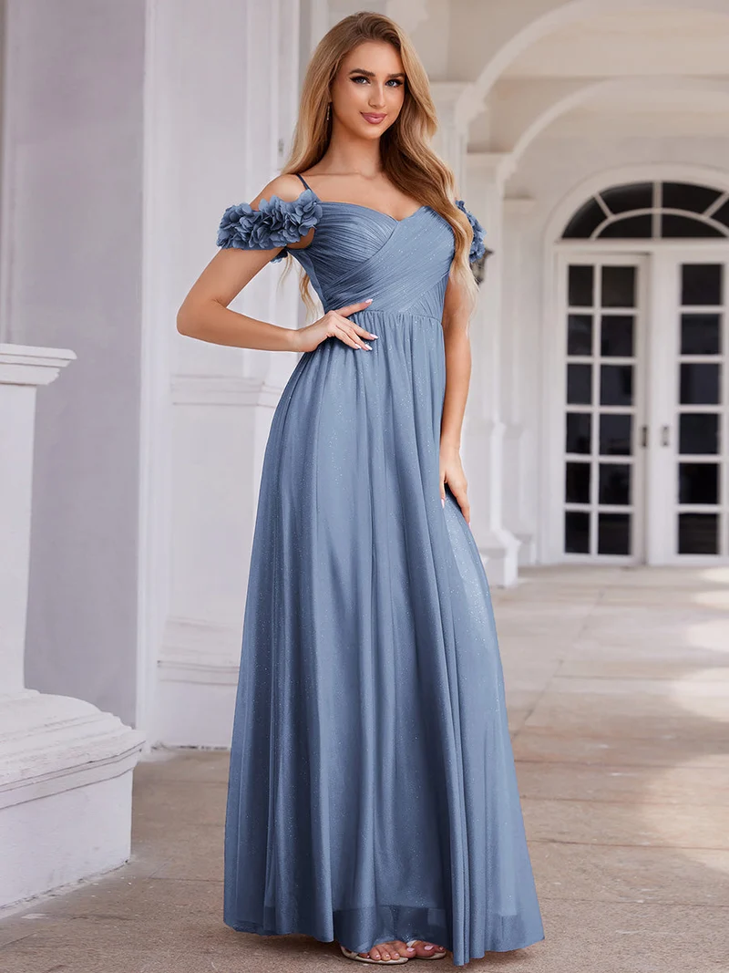 Robe de soirée plissée étincelante à col en V et épaules dénudées avec détails floraux