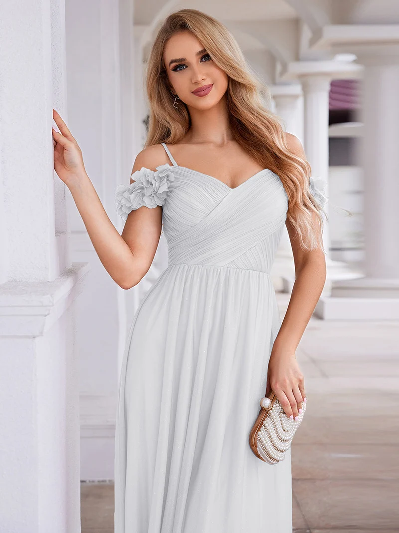 Robe de soirée plissée étincelante à col en V et épaules dénudées avec détails floraux