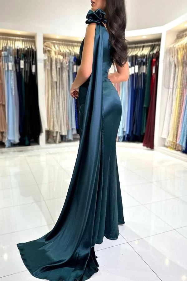 Robe de soirée élégante en satin froncé à une épaule avec fente latérale et châle