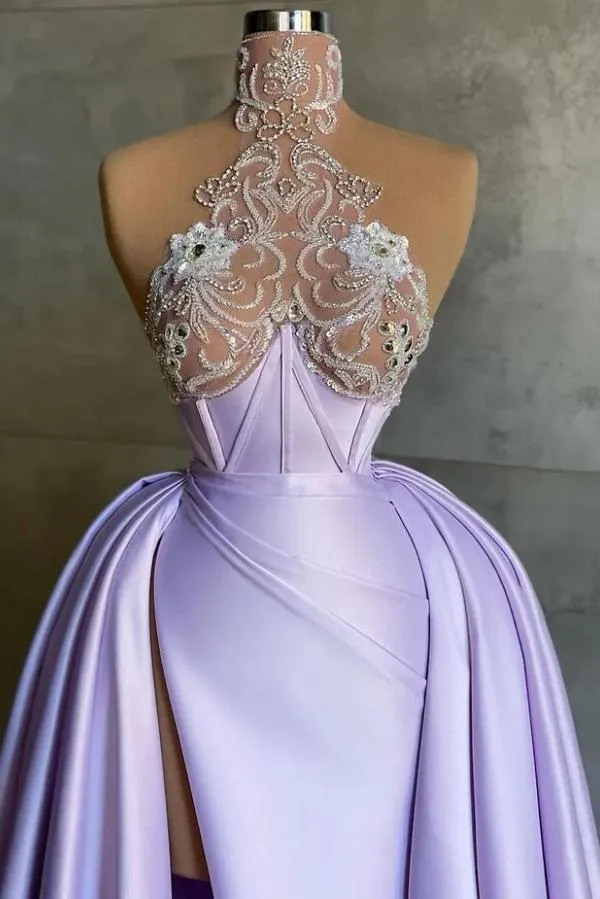 Robe de soirée chic en satin froncé à col haut et longueur au sol avec dentelle florale et fente sur le devant