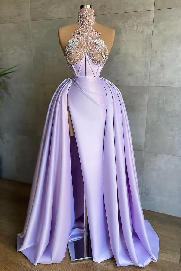 Robe de soirée chic en satin froncé à col haut et longueur au sol avec dentelle florale et fente sur le devant