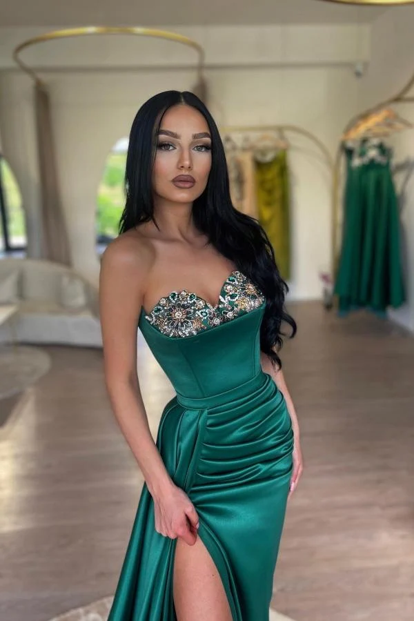 Robe de soirée sirène élégante en satin vert foncé froncé avec décolleté en cœur et fente latérale