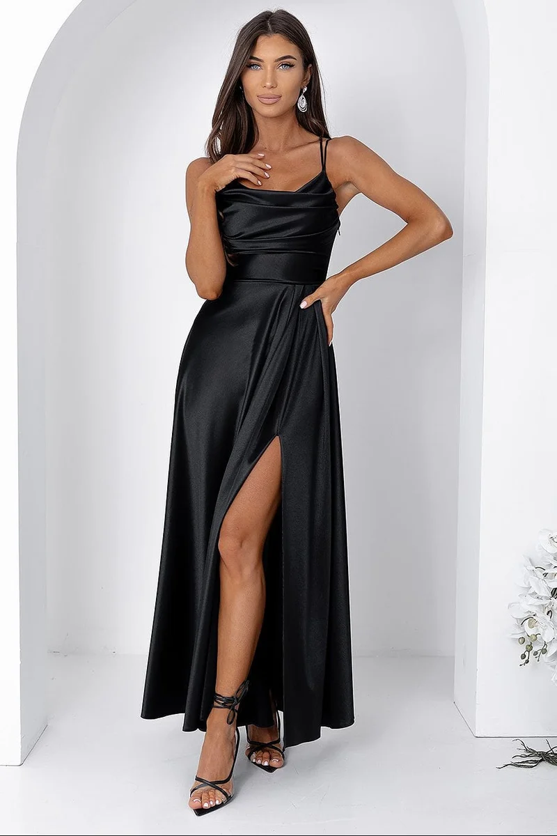 Robe noire satinée longue fendue