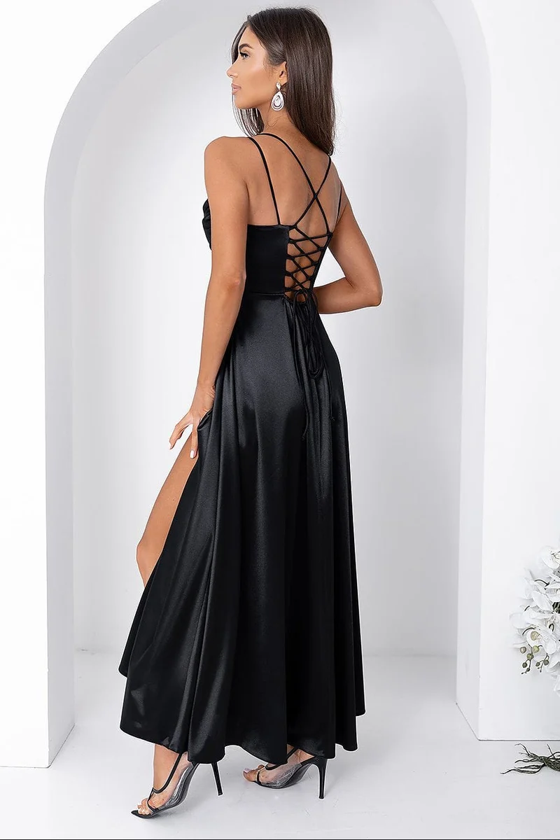 Robe noire satinée longue fendue