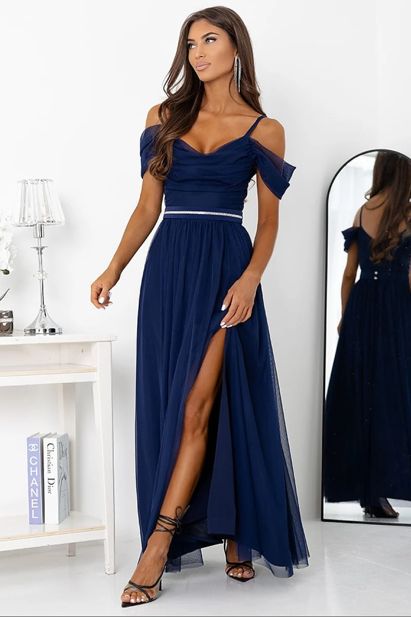 Robe bleue longue épaules dénudées