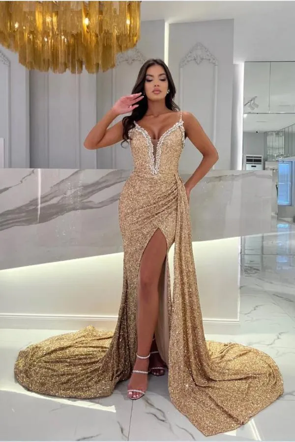 Robe de soirée sirène à paillettes dorées avec décolleté en V profond et fente latérale