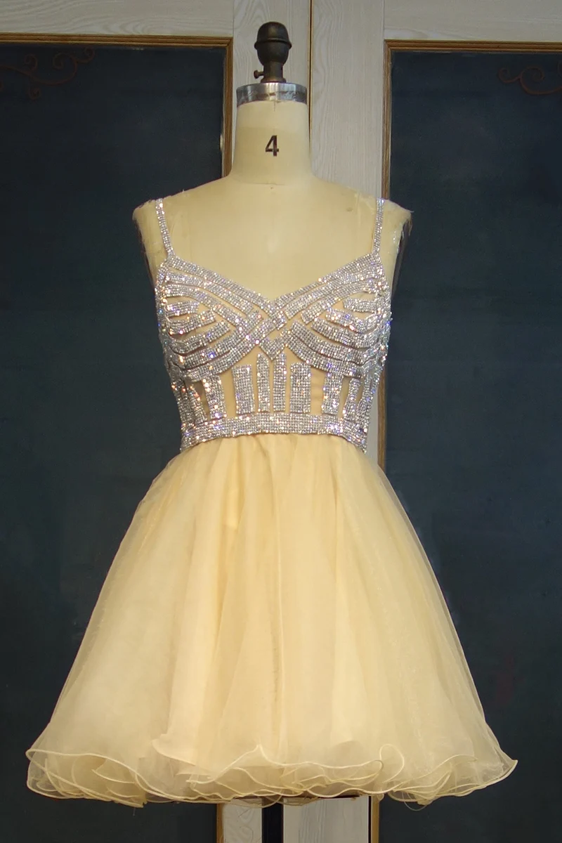 Robe de bal courte trapèze à paillettes argentées scintillantes avec bretelles spaghetti et décolleté en cœur