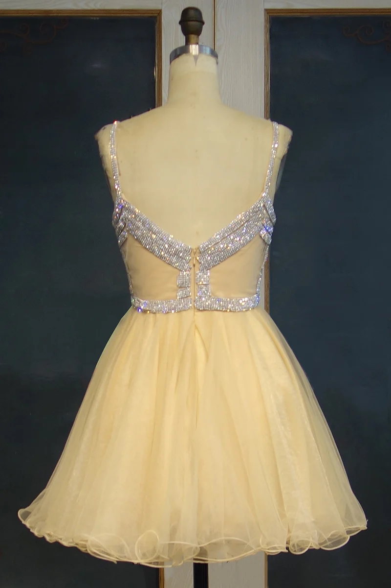 Robe de bal courte trapèze à paillettes argentées scintillantes avec bretelles spaghetti et décolleté en cœur