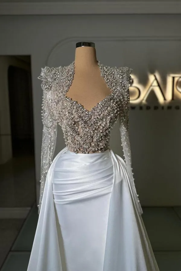 Robe de soirée sirène glamour en satin avec décolleté en cœur et perles pour bal de promo