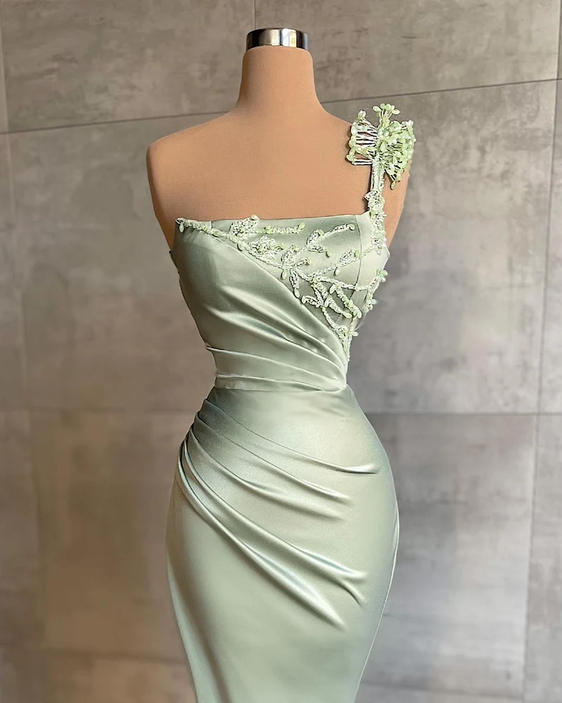 Robe de bal sirène élégante en satin à une épaule, avec applications et volants, pour femme