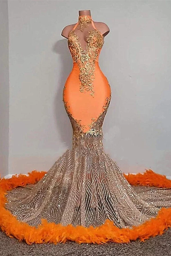 Robe de bal sirène opulente à licou avec appliques dorées, paillettes et plumes