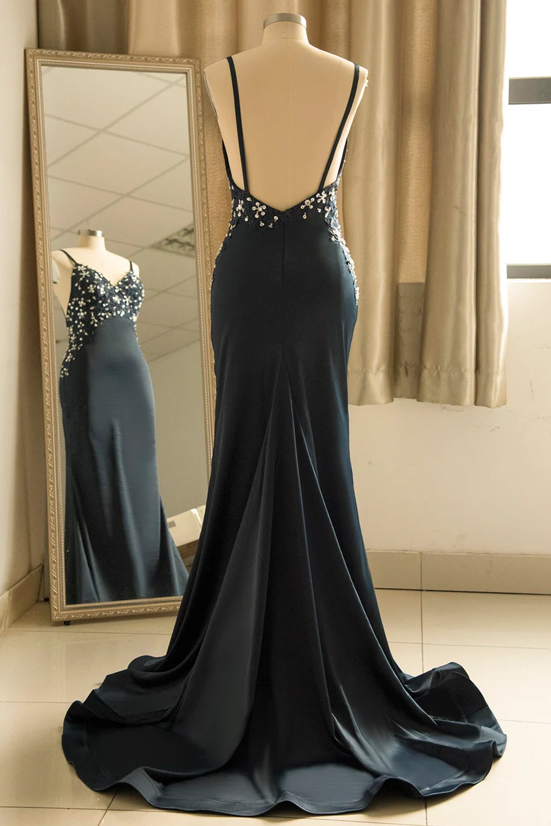 Robe de bal sirène élégante en satin à bretelles spaghetti et col en V avec ornements en paillettes