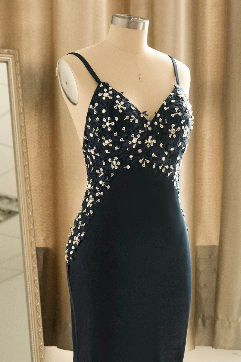 Robe de bal sirène élégante en satin à bretelles spaghetti et col en V avec ornements en paillettes
