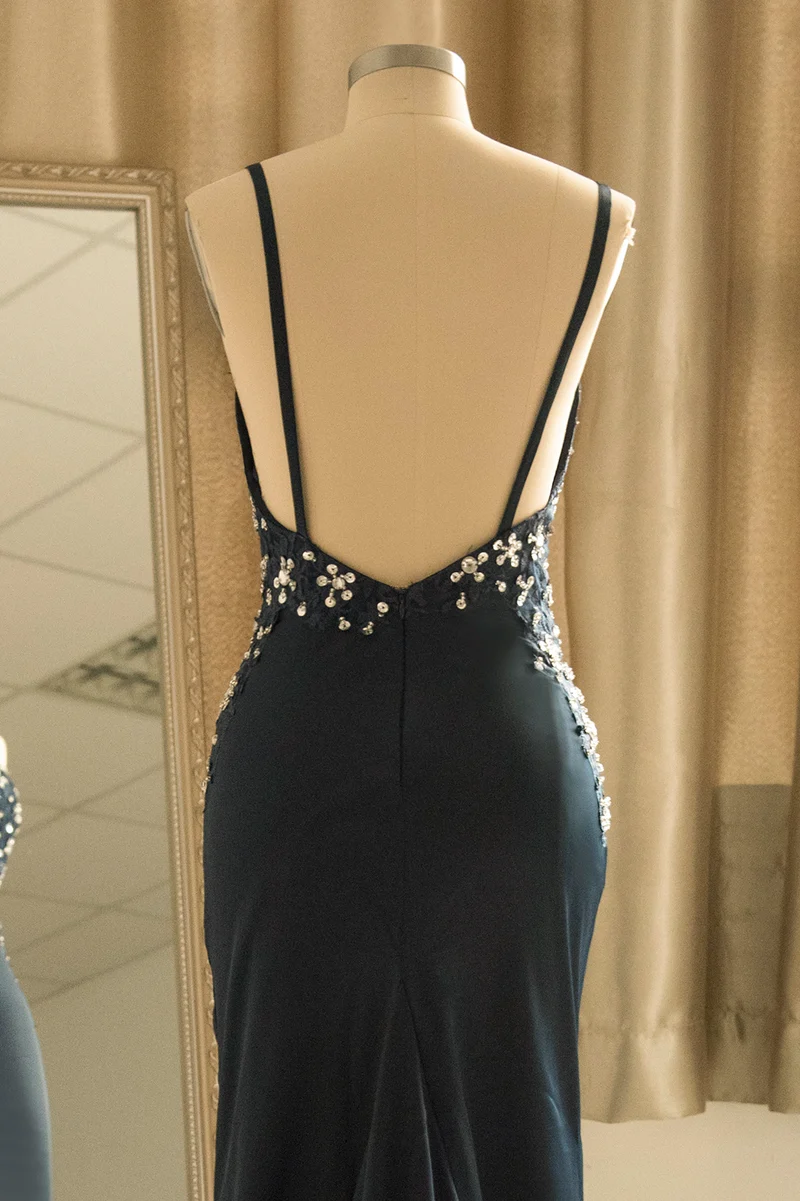 Robe de bal sirène élégante en satin à bretelles spaghetti et col en V avec ornements en paillettes