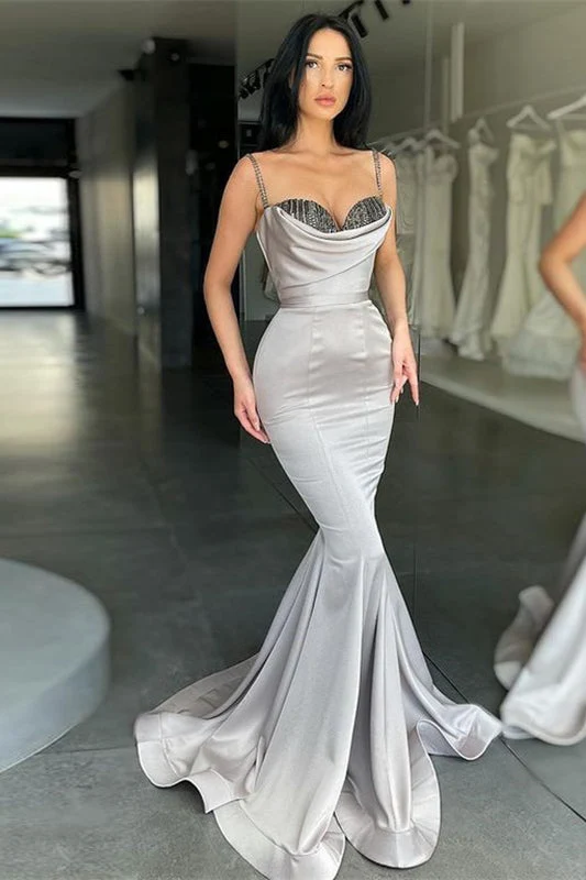 Robe de bal sirène élégante à bretelles spaghetti et sequins gris argenté pour occasions spéciales