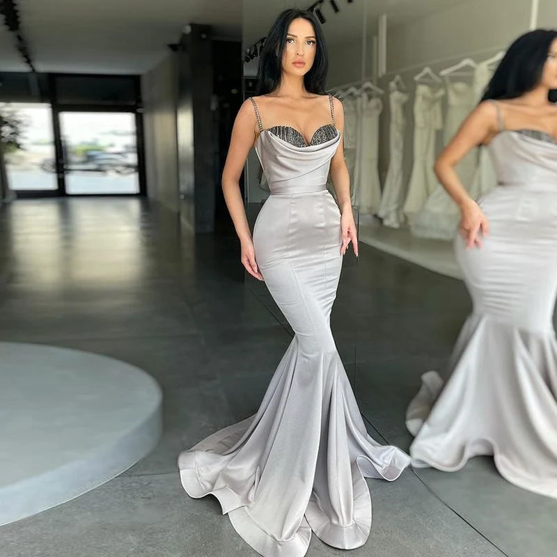 Robe de bal sirène élégante à bretelles spaghetti et sequins gris argenté pour occasions spéciales