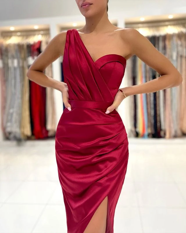 Robe de bal courte bordeaux élégante à une épaule, parfaite pour les retrouvailles et les fêtes