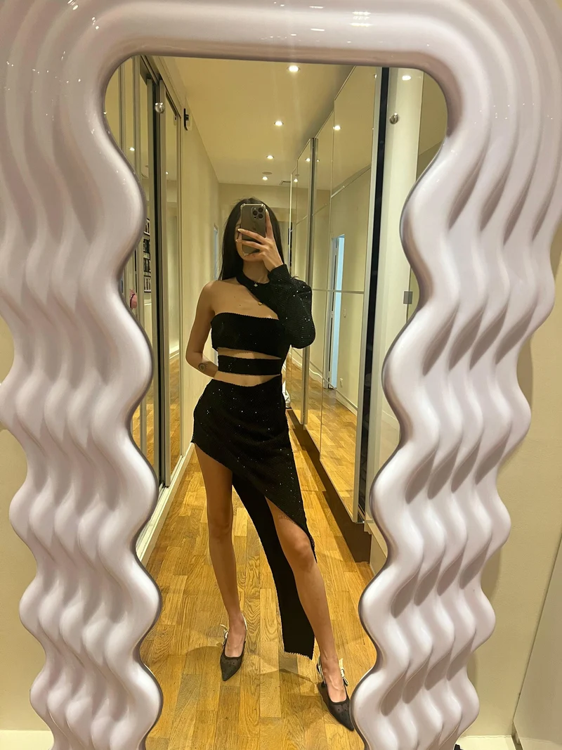 Robe noire sequins à découpe