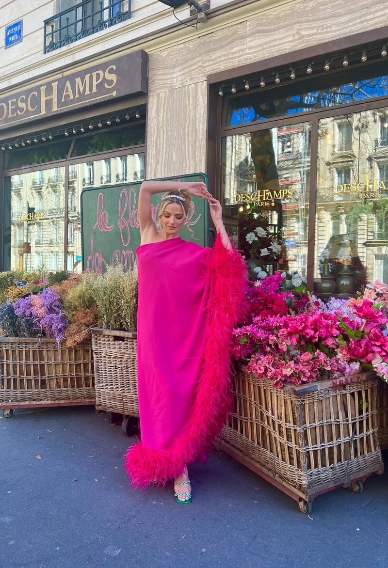Robe fuschia a plumes