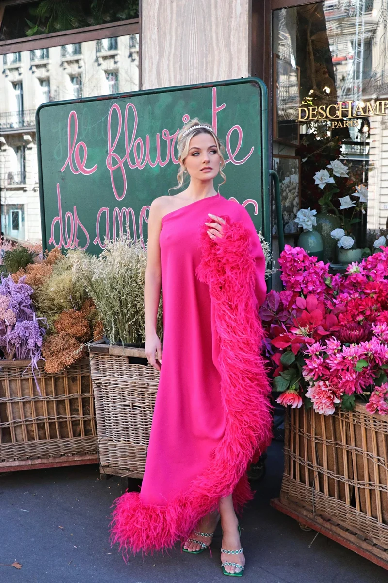 Robe fuschia a plumes