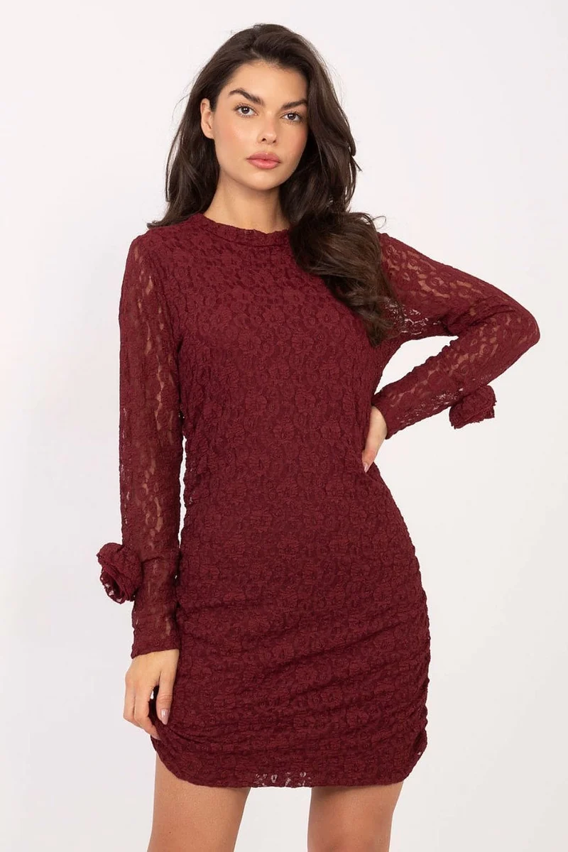 Robe courte chic en dentelle bordeaux