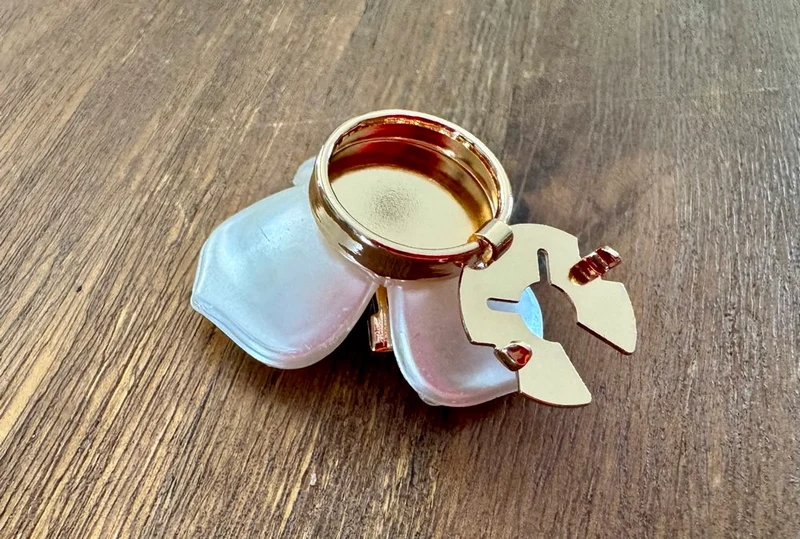 Clip cache bouton Milo