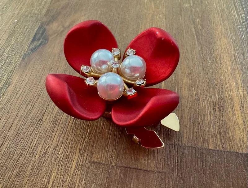 Clip cache bouton Fleur bordeaux