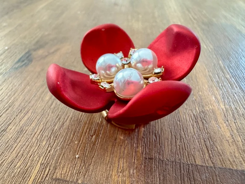 Clip cache bouton Fleur bordeaux