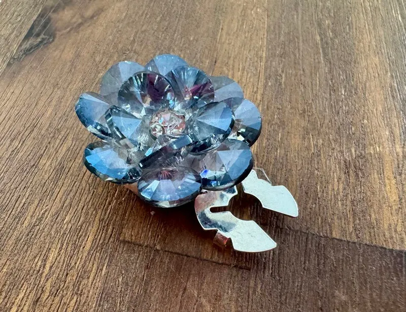 Clip cache bouton Fleur gris bleuté