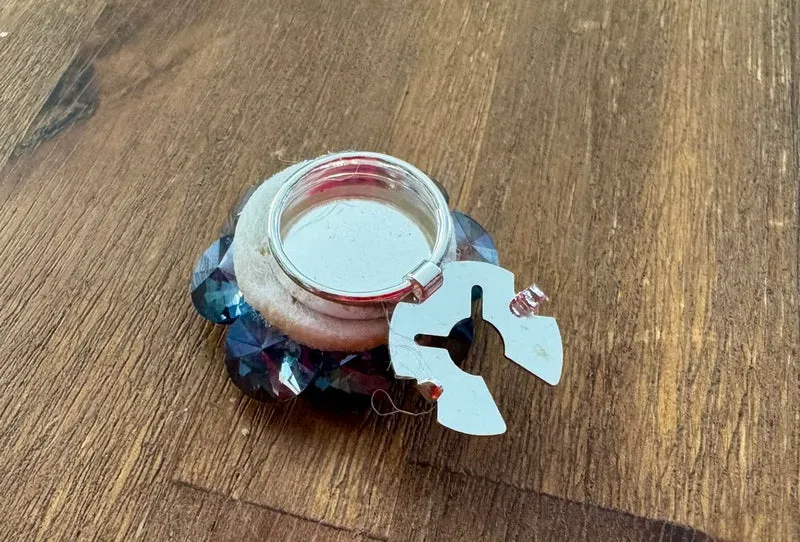 Clip cache bouton Fleur gris bleuté