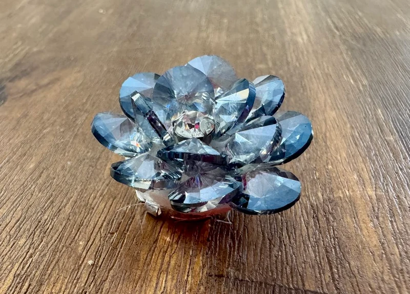 Clip cache bouton Fleur gris bleuté