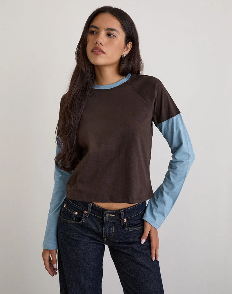 T-Shirt superposé Enid en brun chocolat et bleu clair