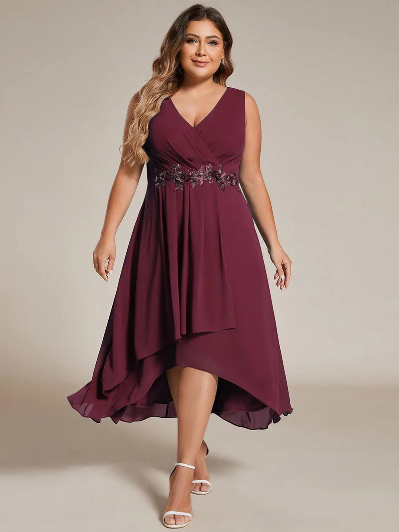 pretty IRYS|Robe d'invité de mariage haute-basse en mousseline de soie sans manches de grande taille avec applique à la taille
