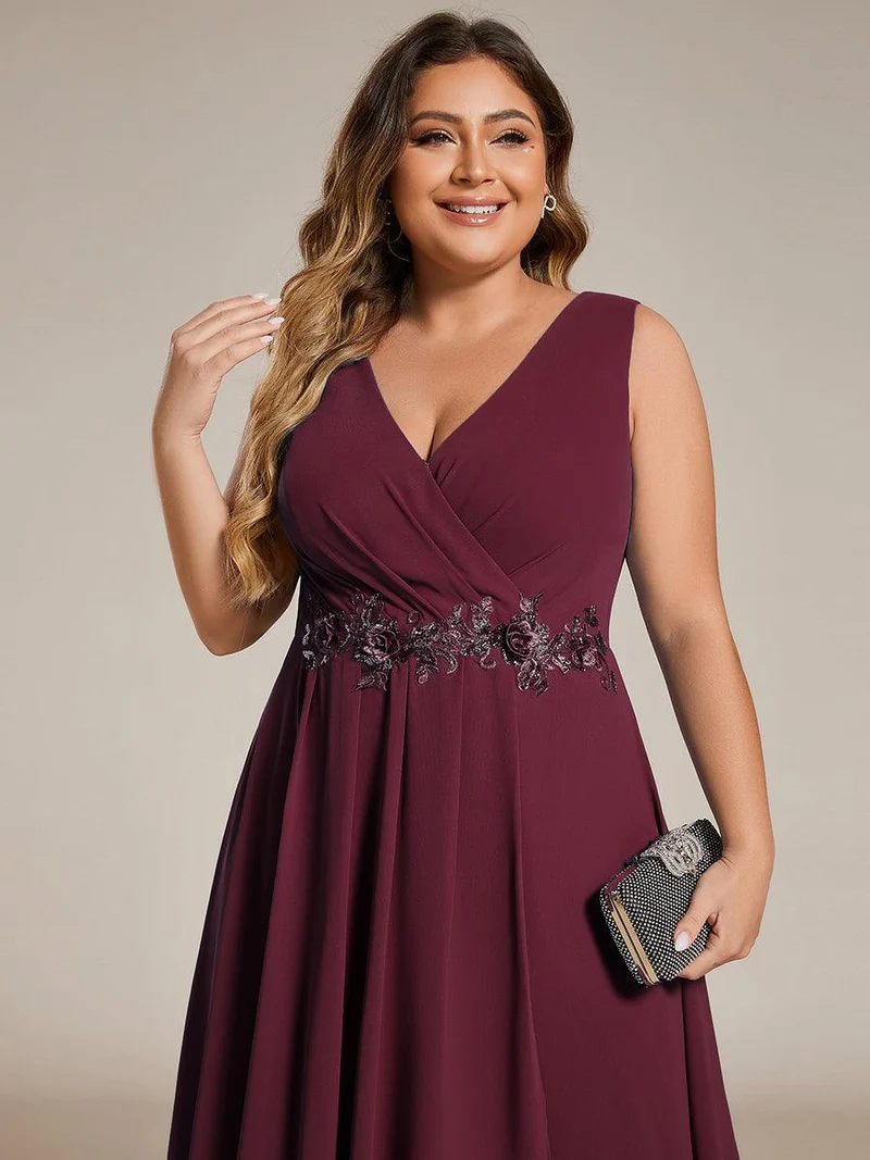 pretty IRYS|Robe d'invité de mariage haute-basse en mousseline de soie sans manches de grande taille avec applique à la taille