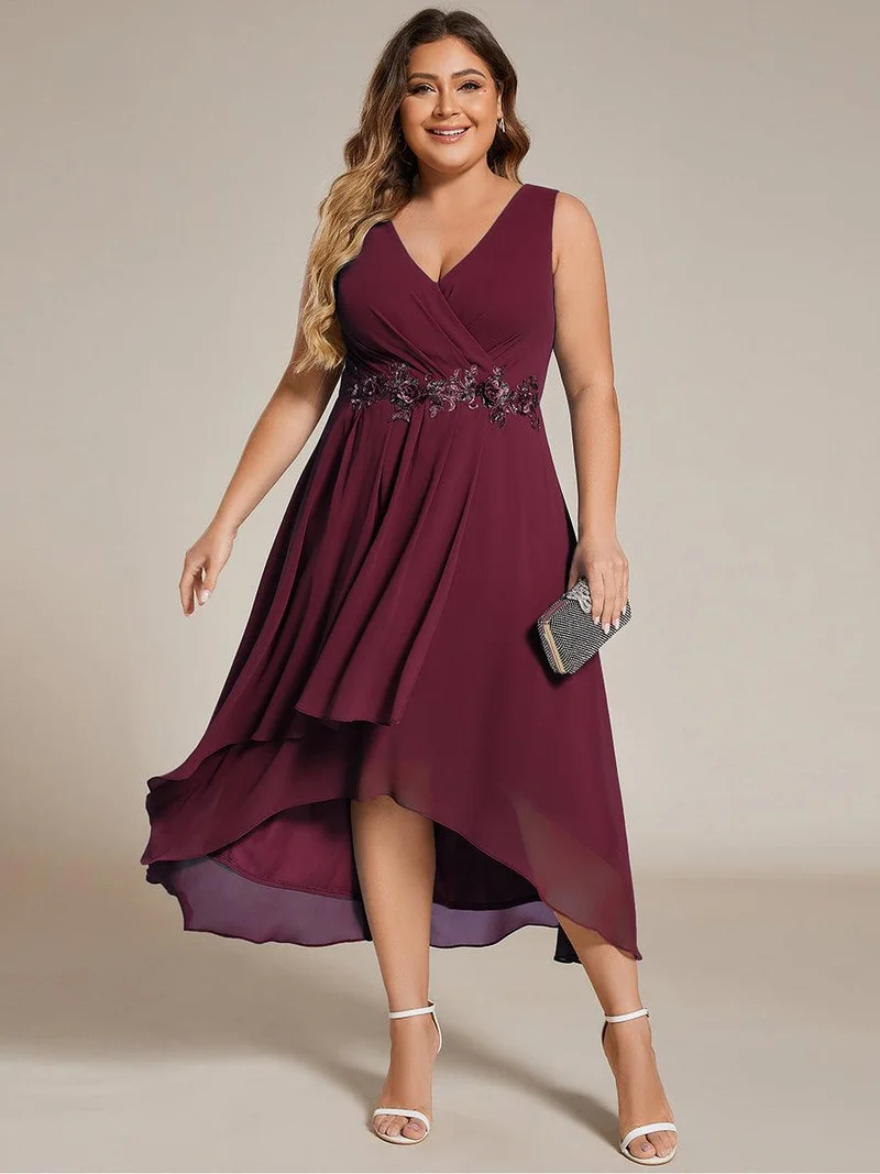 pretty IRYS|Robe d'invité de mariage haute-basse en mousseline de soie sans manches de grande taille avec applique à la taille