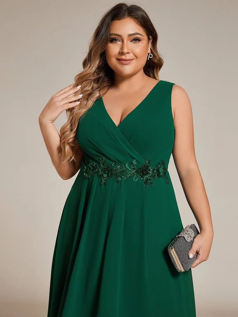 pretty IRYS|Robe d'invité de mariage haute-basse en mousseline de soie sans manches de grande taille avec applique à la taille