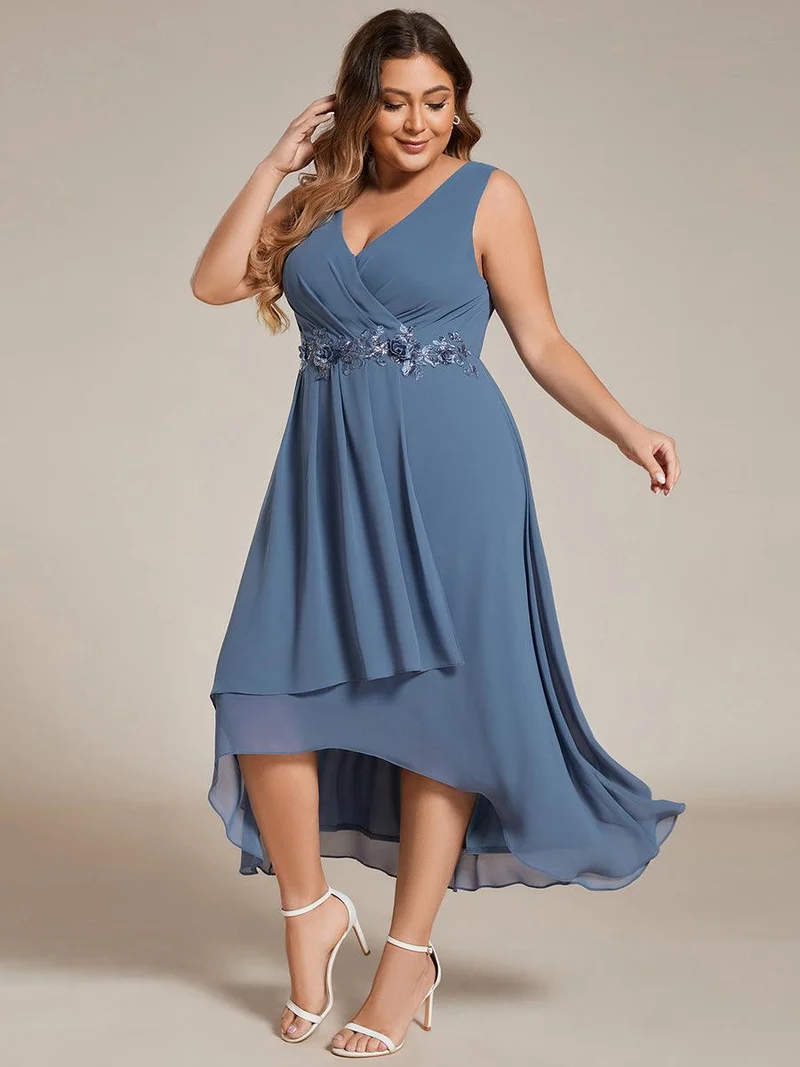 pretty IRYS|Robe d'invité de mariage haute-basse en mousseline de soie sans manches de grande taille avec applique à la taille