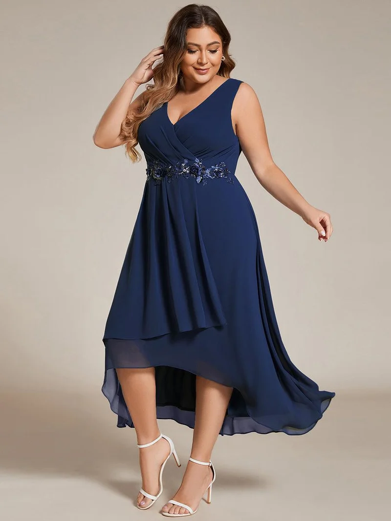 pretty IRYS|Robe d'invité de mariage haute-basse en mousseline de soie sans manches de grande taille avec applique à la taille