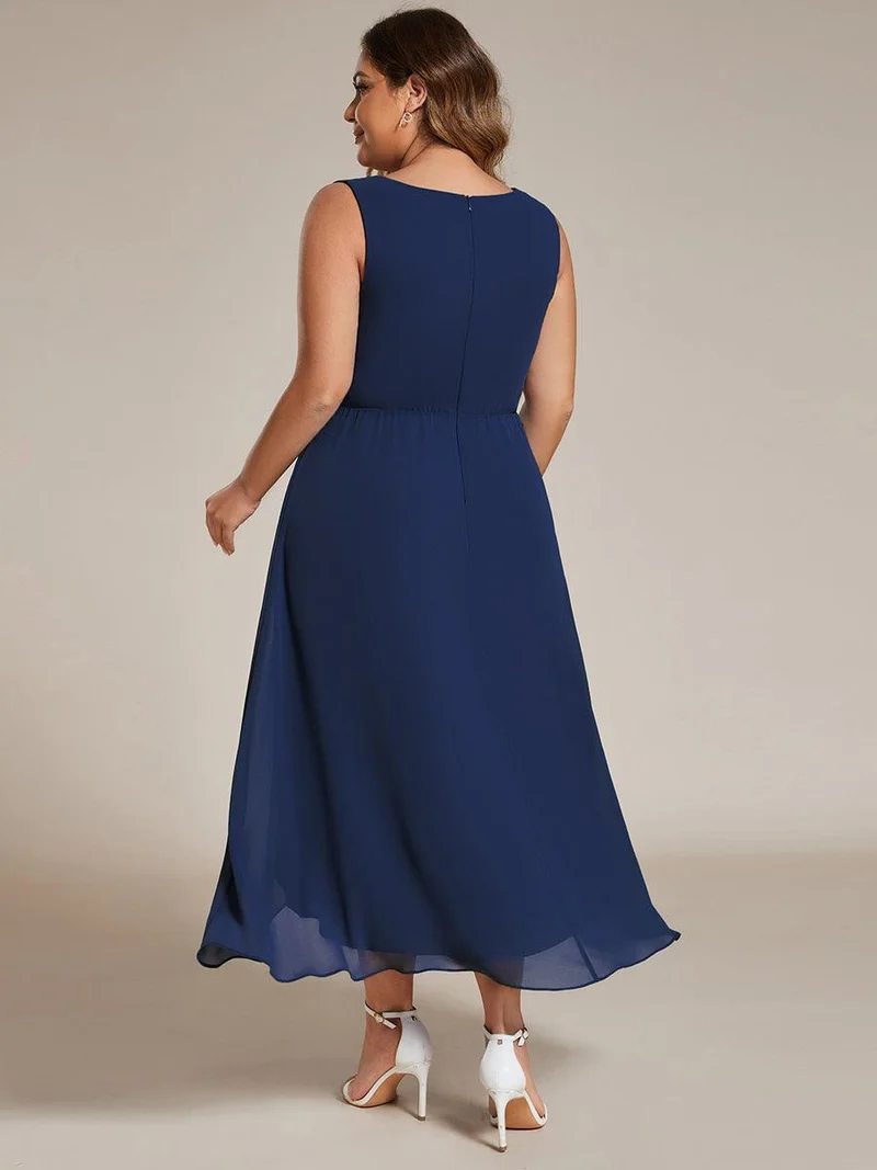 pretty IRYS|Robe d'invité de mariage haute-basse en mousseline de soie sans manches de grande taille avec applique à la taille
