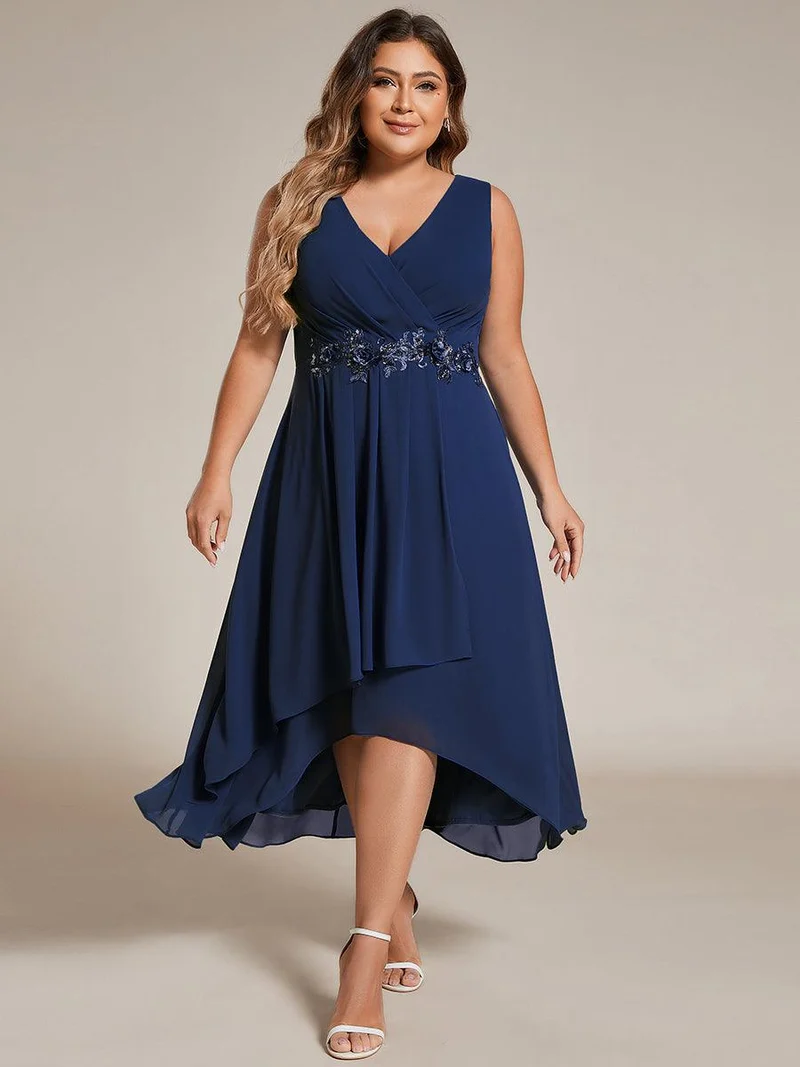 pretty IRYS|Robe d'invité de mariage haute-basse en mousseline de soie sans manches de grande taille avec applique à la taille