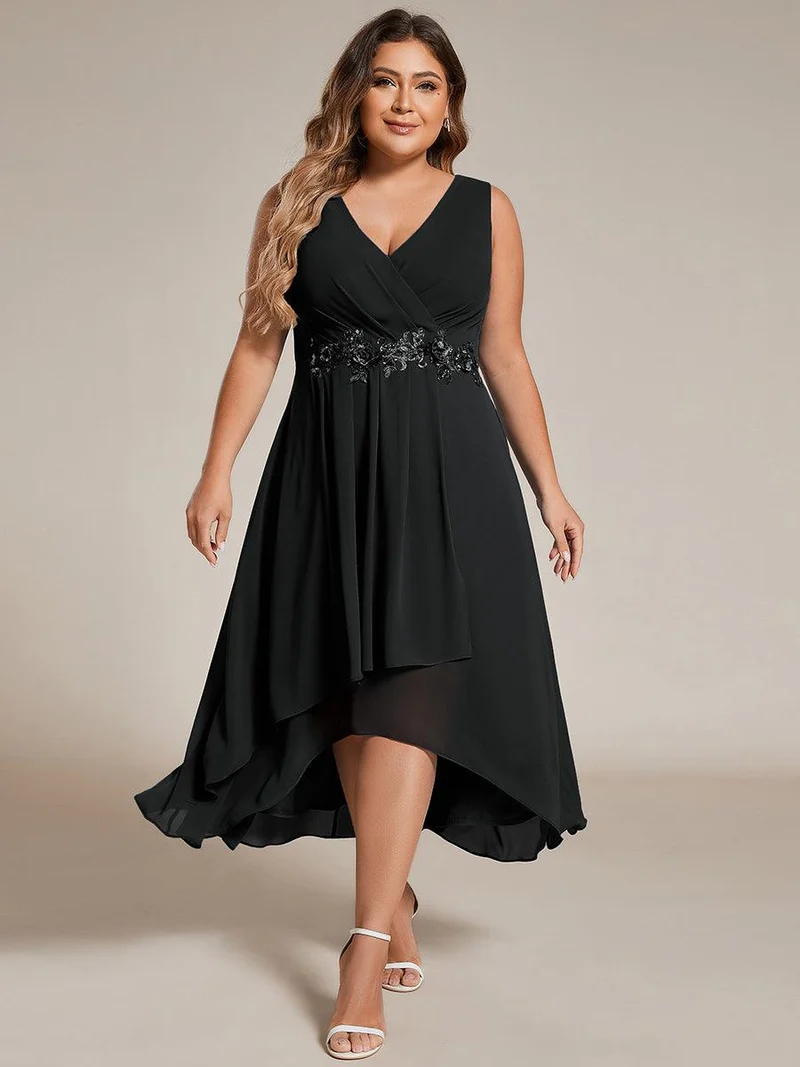 pretty IRYS|Robe d'invité de mariage haute-basse en mousseline de soie sans manches de grande taille avec applique à la taille