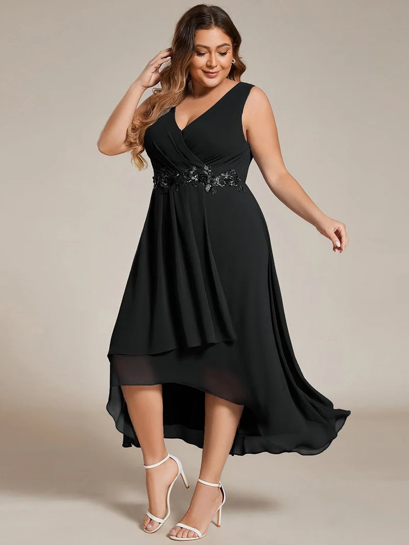 pretty IRYS|Robe d'invité de mariage haute-basse en mousseline de soie sans manches de grande taille avec applique à la taille