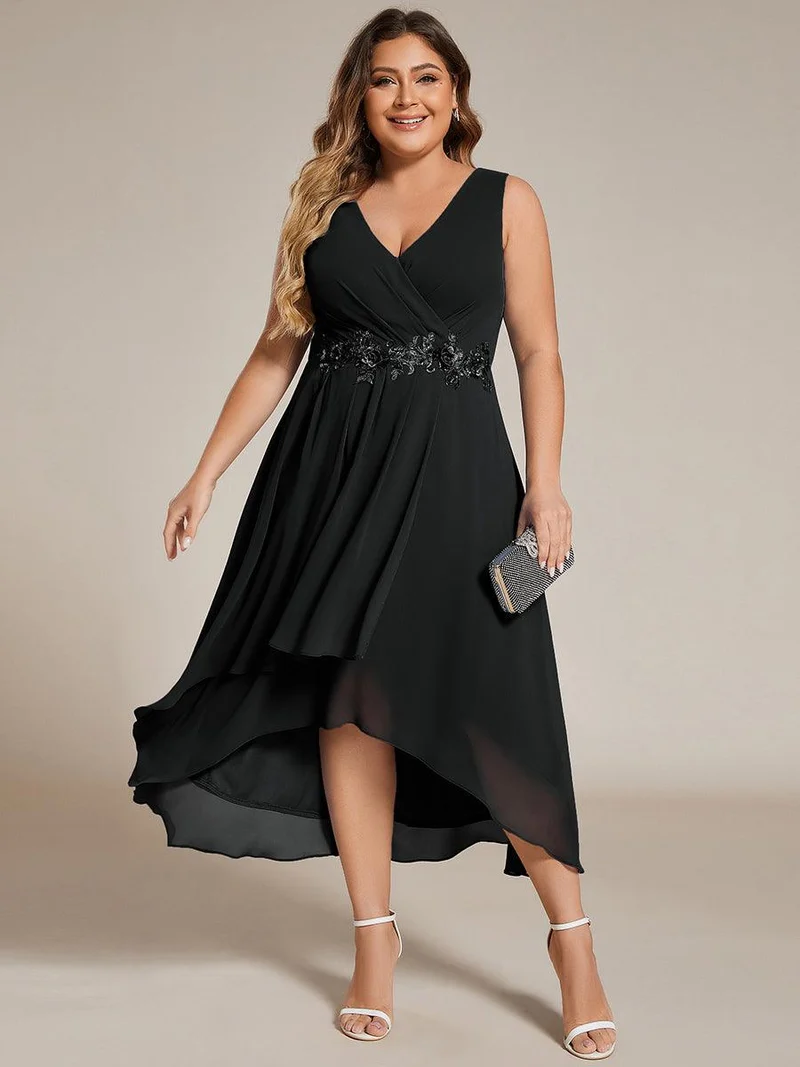 pretty IRYS|Robe d'invité de mariage haute-basse en mousseline de soie sans manches de grande taille avec applique à la taille