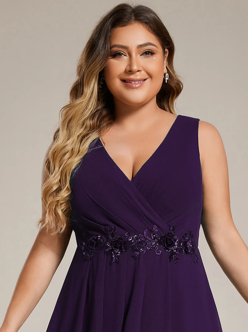 pretty IRYS|Robe d'invité de mariage haute-basse en mousseline de soie sans manches de grande taille avec applique à la taille