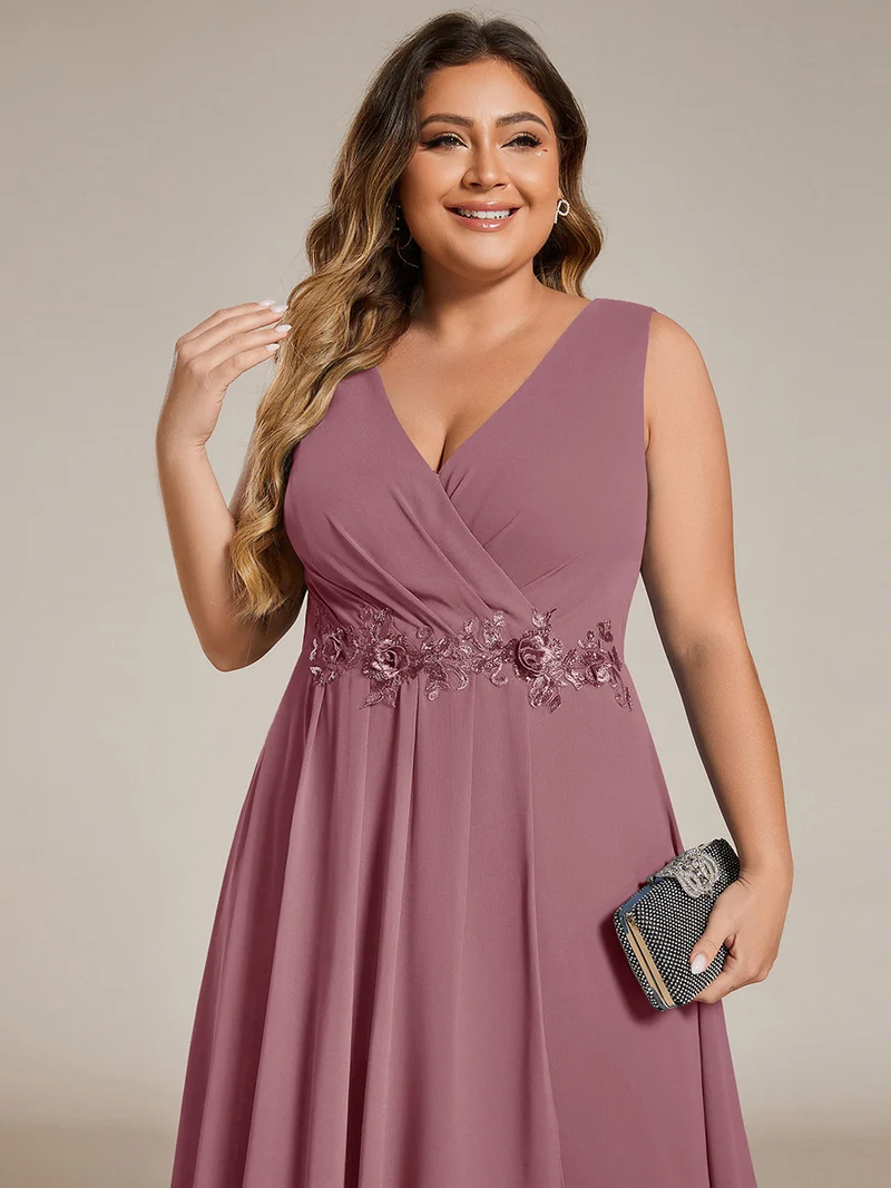 ever IRYS|Robe d'invité de mariage haute-basse en mousseline de soie sans manches avec applique à la taille