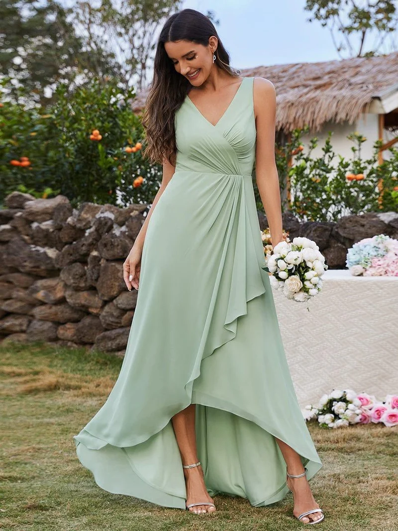 Robe de demoiselle d'honneur à volants hauts et bas col en V avec plis à la taille