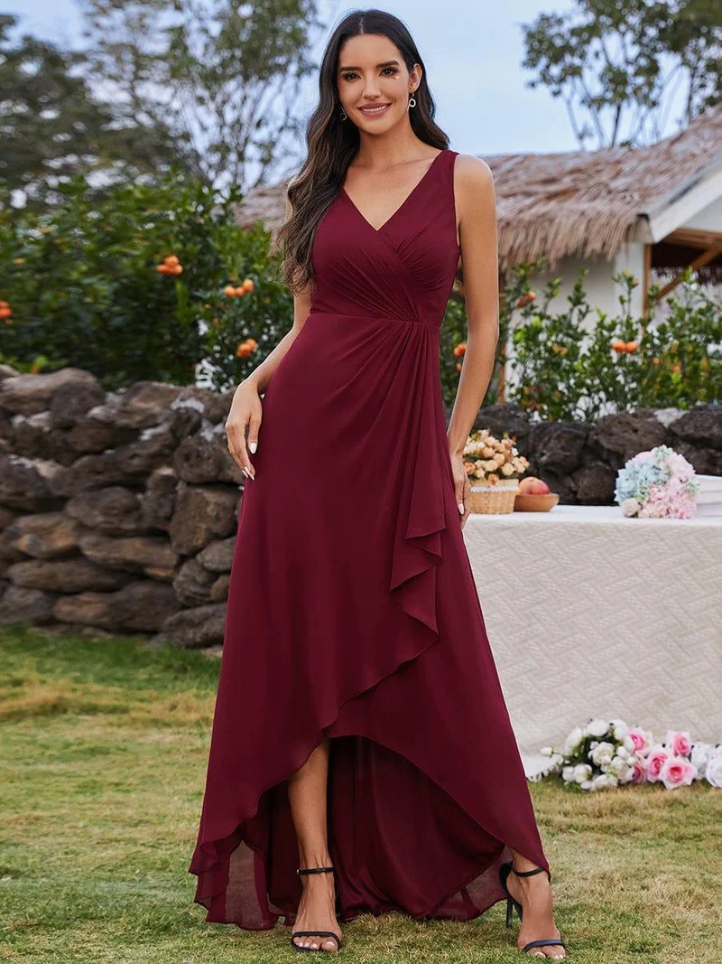 Robe de demoiselle d'honneur à volants hauts et bas col en V avec plis à la taille
