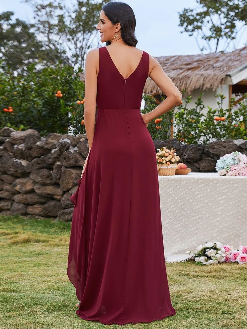 Robe de demoiselle d'honneur à volants hauts et bas col en V avec plis à la taille