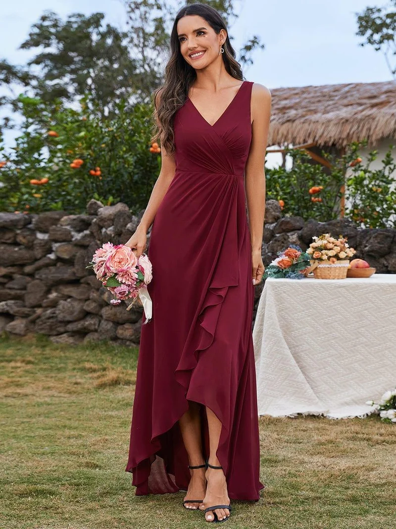 Robe de demoiselle d'honneur à volants hauts et bas col en V avec plis à la taille